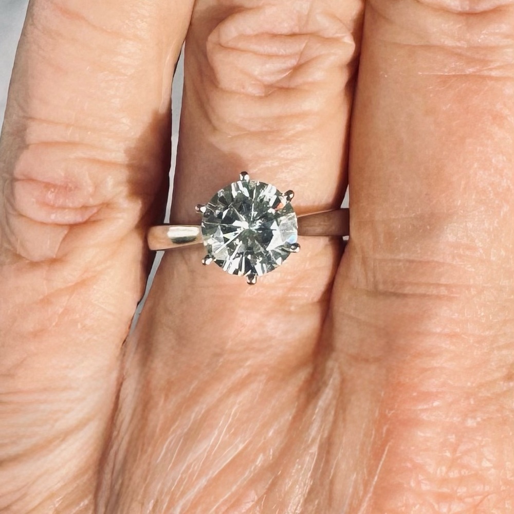 Stunning 14K White Gold Solitaire Ring